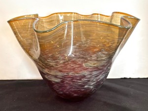 lot 7 image: Hand-Blown Art Glass Vase Signed by Artist, 6.5 Inches Tall