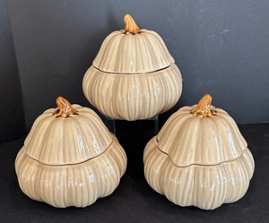 lot 58 image: Set of Three Gourd Shaped Lidded Bowls by Cindy Crawford