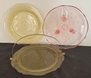 lot 60 image: Three Vintage Depression Glass Platters