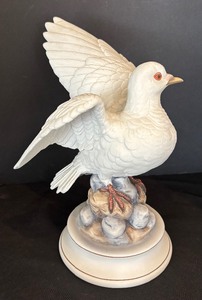 lot 85 image: Andrea by Sadek White Dove Figurine