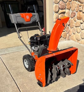 lot 19 image: Husqvarna ST 124 Snowblower