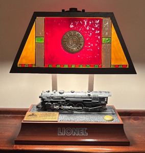 lot 22A image: Vintage Lionel Train Animated Hudson 700E Locomotive Table Lamp