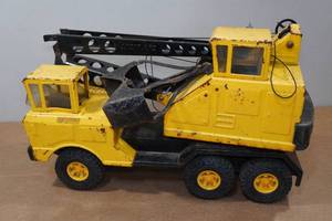 lot 1 image: Vintage Nylint Michigan Crane Tractor