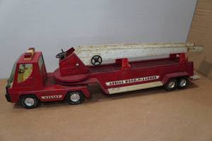 lot 3 image: Vintage Nylint Aerial Hook-N-Ladder Fire Truck