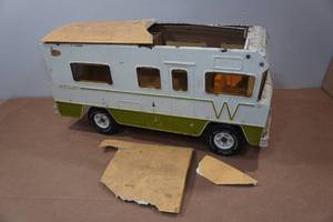 lot 4 image: Vintage Tonka Winnebago Indian RV Camper