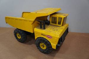 lot 6 image: Tonka Classic Mighty Dump Truck