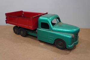 lot 8 image: Vintage Structo Dump Truck