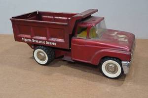 lot 9 image: Vintage Structo Hydraulic Dumper Truck