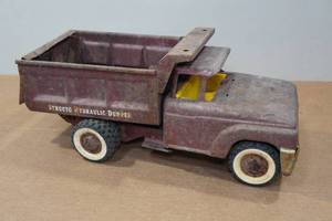 lot 18 image: Vintage Structo Hydraulic Dumper Truck