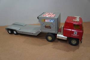 lot 21 image: Vintage Ertl International NASCAR Racecar Hauler Truck and Trailer