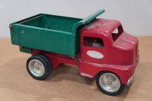lot 26 image: Vintage Tonka Dump Truck