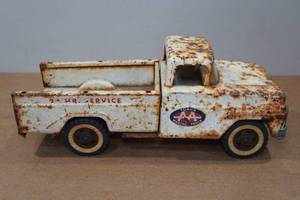 lot 32 image: Vintage Tonka AA Wrecker Tow Truck