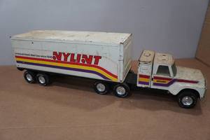 lot 33 image: Vintage Nylint Semi-Truck and Trailer