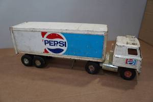lot 37 image: Vintage Ertl International Pepsi Semi-Truck and Trailer