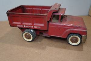 lot 38 image: Vintage Structo Hydraulic Dumper Truck