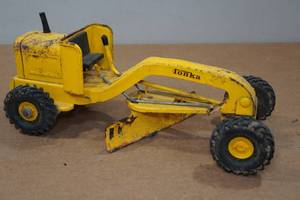 lot 45 image: Vintage Tonka Road Grader Tractor