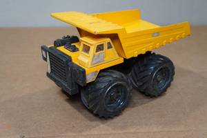 lot 63 image: Vintage Remco Dump Truck