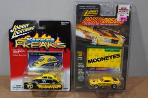 lot 139 image: 2 Johnny Lightning Street Freaks Die Casts - 65 VW Beetle, Mooneyes