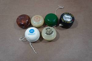lot 203 image: 6 Vintage Yo-Yos