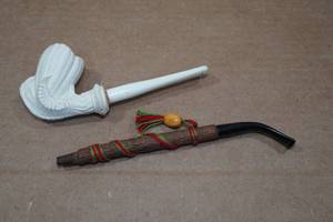 lot 207 image: Vintage Eagle Claw Tobacco Pipe