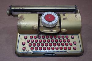 lot 251 image: Vintage Berwin Gold Tin Typewriter