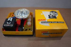 lot 255 image: Vintage Brownie Hawkeye Flash Outfit