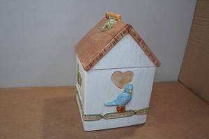 lot 286 image: Vintage Bird House Cookie Jar
