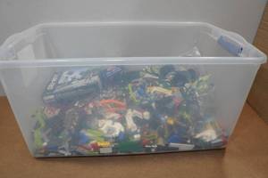 lot 295 image: Assorted Legos - About 16 Pounds