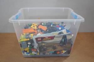 lot 296 image: Assorted Legos - About 8 Pounds
