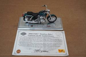 lot 303 image: Maisto Harley Davidson 2000 FXDL Dyna Low Rider 118 Scale Model