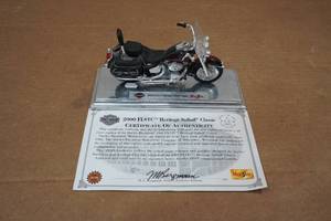 lot 310 image: Maisto Harley Davidson 2000 FLSTC Heritage Softail Classic 118 Scale Model