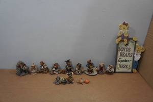 lot 331 image: Assorted Boyds Bears & Friends Statues