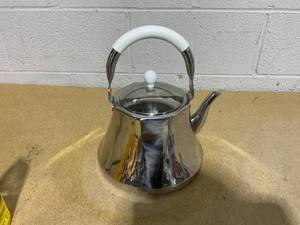 lot 136 image: Lepicure 48 oz Tea Kettle
