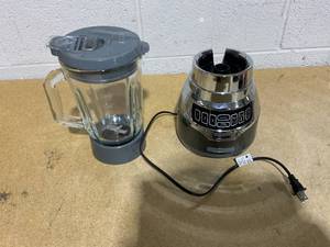 lot 140 image: Black & Decker PowerCrush Digital Blender with Quiet Technology