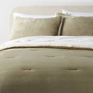 lot 421 image: 3PCS King Size Threshold Cozy Faux Shearling Comforter and Sham Set