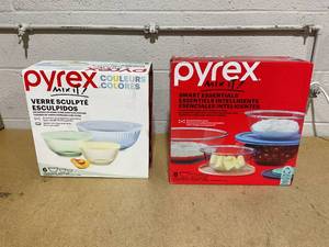 lot 158 image: LOT OF 2 Pyrex Glass Mixing Bowls, 6PCS & 8PCS