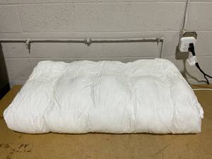 lot 74 image: FullQueen Bokser Home All Season Down Alternative Machine Washable Duvet Comforter Insert