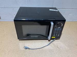 lot 246 image: Black  Decker EM925ACP-P2 0.9 Cu. Ft. Microwave With Pull Handle