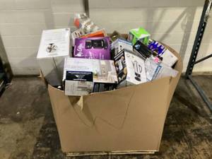 lot 902 image: Wholesale Pallet of Miscellaneous Items
