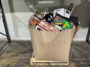 lot 912 image: Wholesale Pallet of Miscellaneous Items
