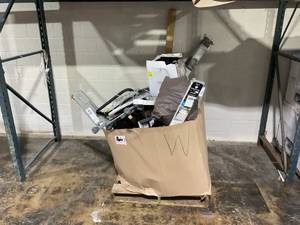 lot 916 image: Wholesale Pallet of Miscellaneous Items