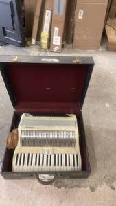 lot 5 image: Solitair Accordion with Case - Needs Tuning and Button Repair