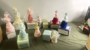 lot 7 image: Avon Figurine Cologne Bottles