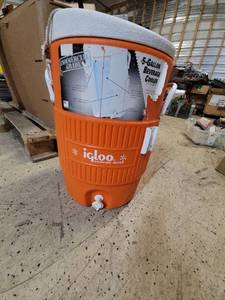 lot 32 image: Igloo coolers
