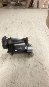 lot 52 image: Singer Sewing Machine Untested