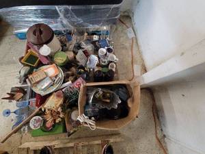 lot 134 image: Large Mixed Pallet Lot of Household Items, Decor, and Kitchenware