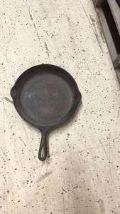 lot 169 image: Vintage Cast Iron Skillet with Handle