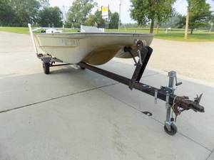 lot 1 image: 1974 Lund Boat with Johnson Seahorse 4.5 motor & Bunk Trailer