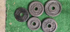 lot 33 image: Lot of five 2.5LB one-inch Weight Plates (USED)