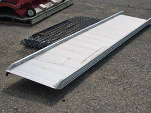 lot 76 image: 12 Box Truck Ramp